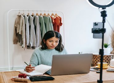 entrepreneur à son bureau accompagnée de ses outils numériques actuels