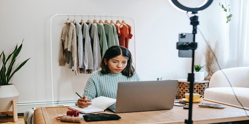 entrepreneur à son bureau accompagnée de ses outils numériques actuels