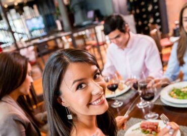 Personnes partageant dans un restaurant