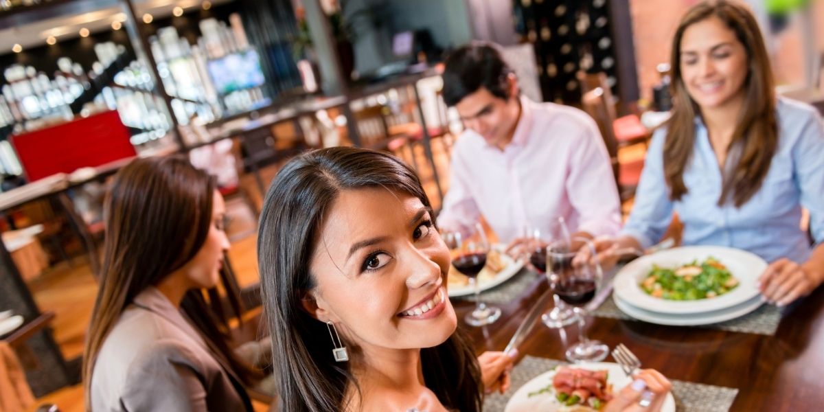 Personnes partageant dans un restaurant